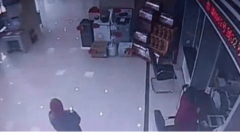 <strong>女子去银行存钱，不料直接把银行一件物品习惯</strong>