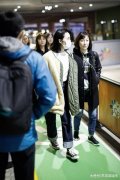 <strong>黄磊妻子孙莉素颜现身机场，皮肤状态挺不错。</strong>
