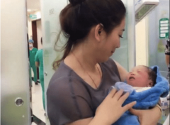 <strong>外婆第一次抱外孙，医生却被外婆颜值吸引，这</strong>