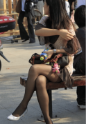 <strong>摄影：美女逛街也是会累的</strong>