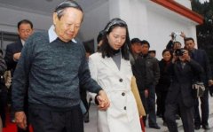 <strong>96岁的杨振宁面对74岁的翁帆父亲，不叫岳父叫这</strong>