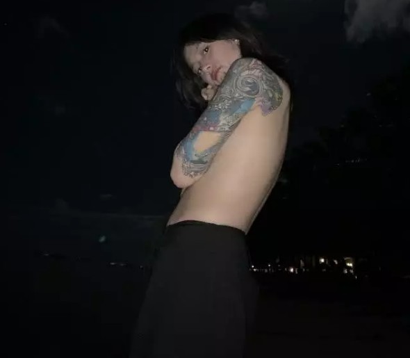 <strong>李诞女友黑尾酱晒大尺度性感照，网友：喝多了</strong>