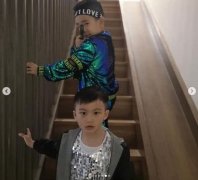 <strong>应采儿带儿子和闺蜜聚会，Jasper梳凤梨头配发带</strong>