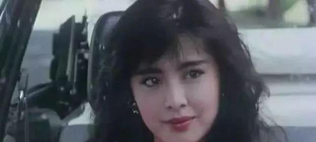 女神王祖贤，当年坐在刘德华腿上的时候，有谁注意天王的手？