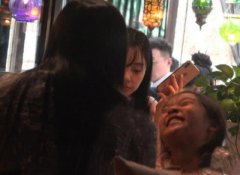 <strong>李小璐带甜馨吃甜点，粉色母女装温馨有爱，却</strong>