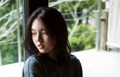 <strong>李咏女儿一次通过美国驾照，妻子晒美照亭亭玉</strong>
