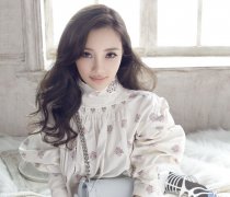 <strong>曝出李小璐10年前照片，可爱的婴儿肥，与现在相</strong>