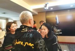 <strong>62岁赵本山将拍 《刘老根3》，头发花白亲临片场</strong>