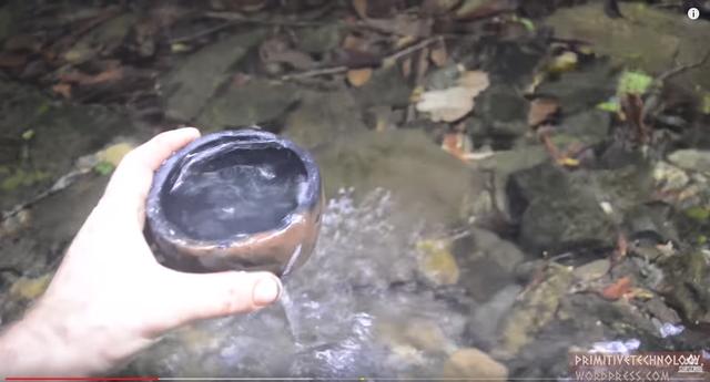 澳大利亚原始哥：丛林中利用原始技术建造窑炉生产陶瓷罐。